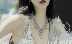 强迫女生喝水憋尿图片